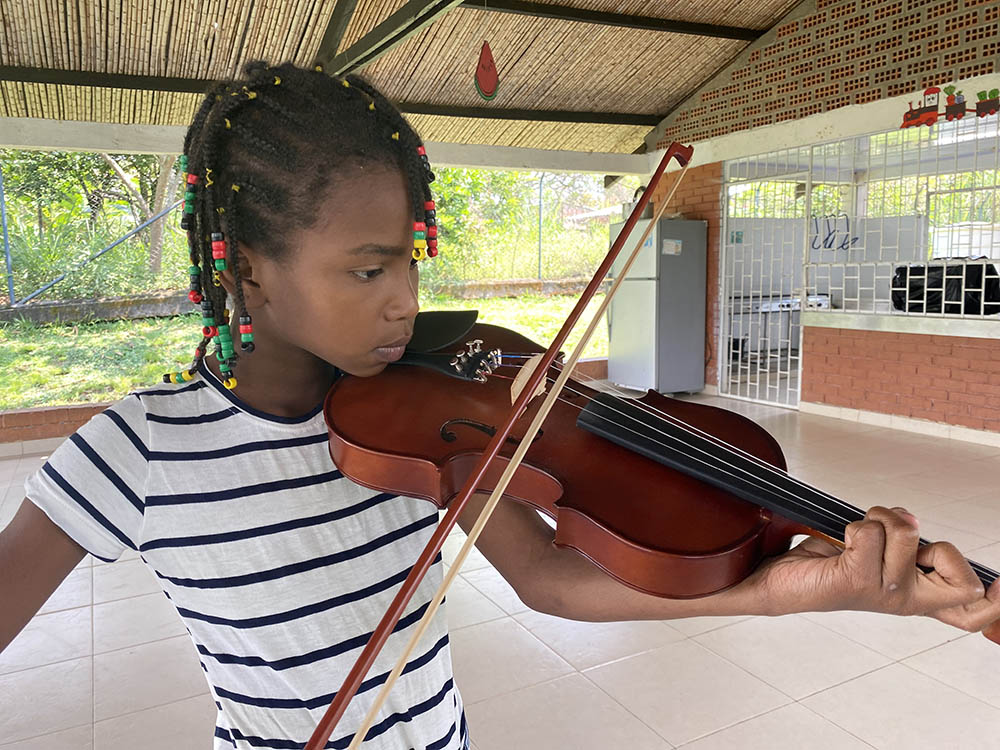 Une fille colombienne fait du violon dans son école