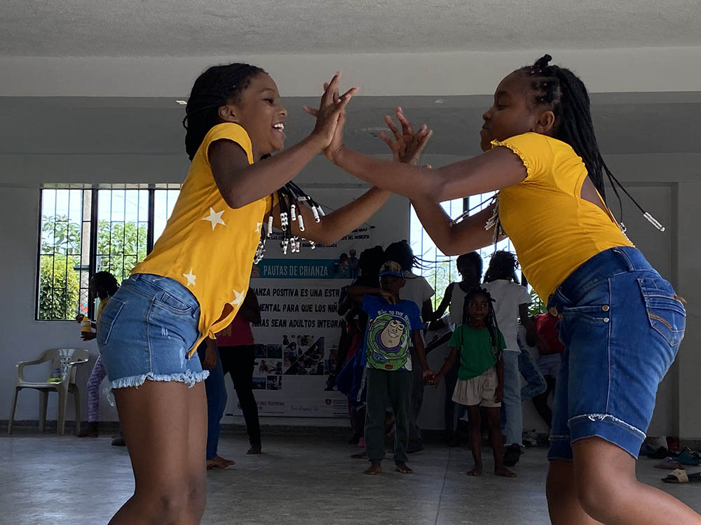 Deux enfants colombiennes dansent ensemble