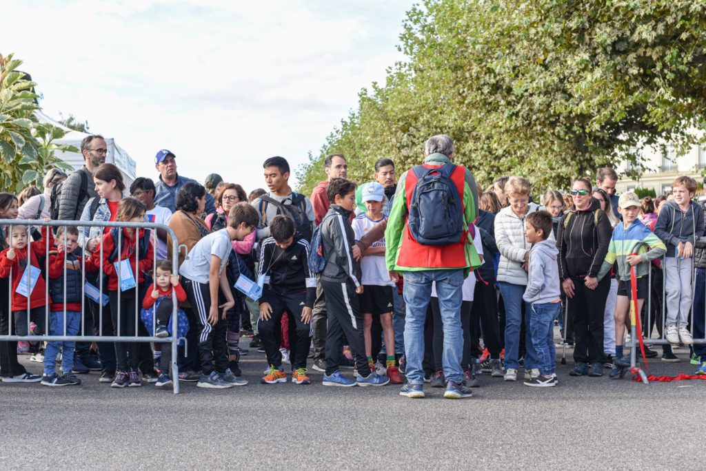 Les enfants attendent avant le lancement officiel de la Marche de l'espoir