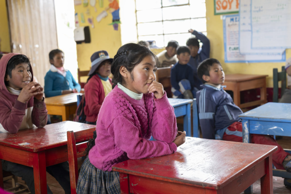 Petite fille à l'école au Pérou